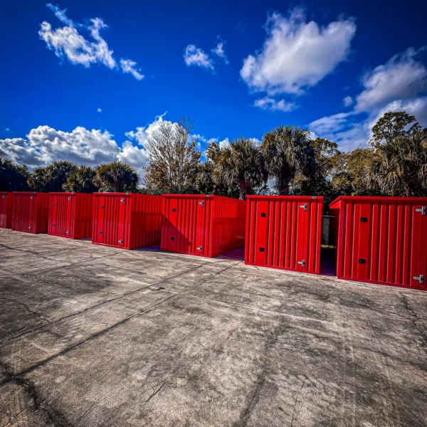 Line of red containers 1 600x600